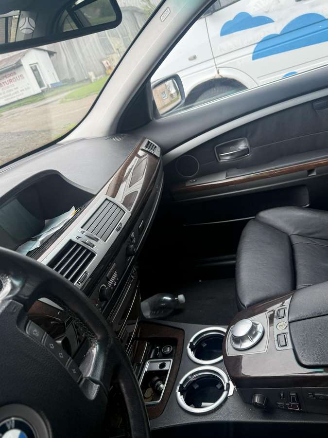 BMW 730, Седан