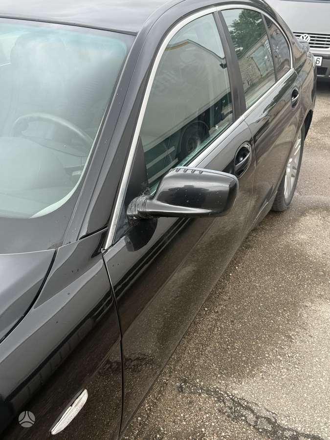 BMW 730, Седан
