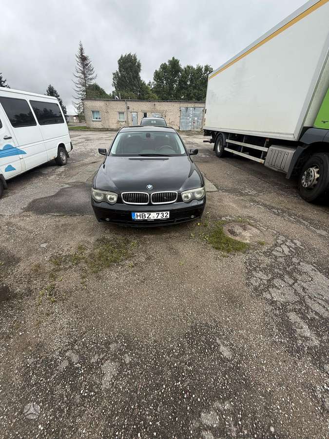 BMW 730, Седан