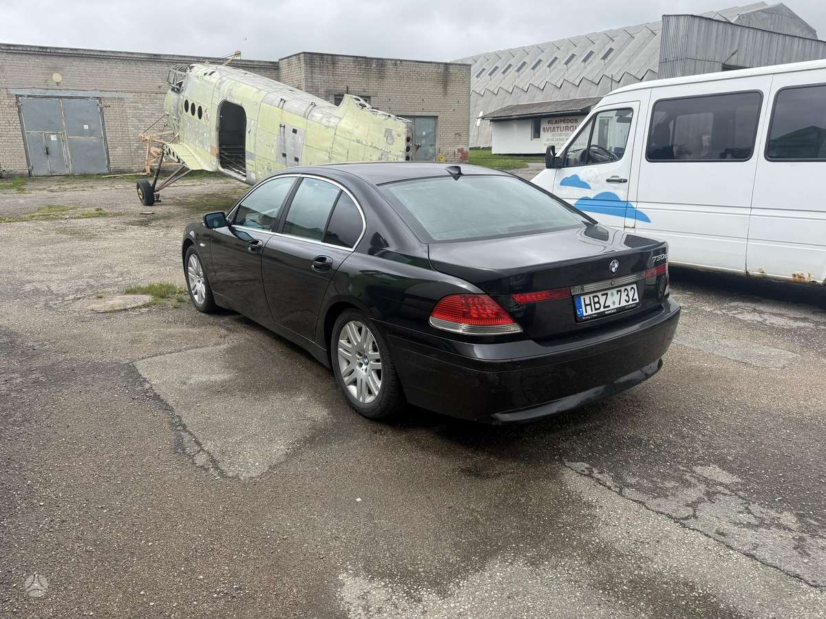 BMW 730, Седан