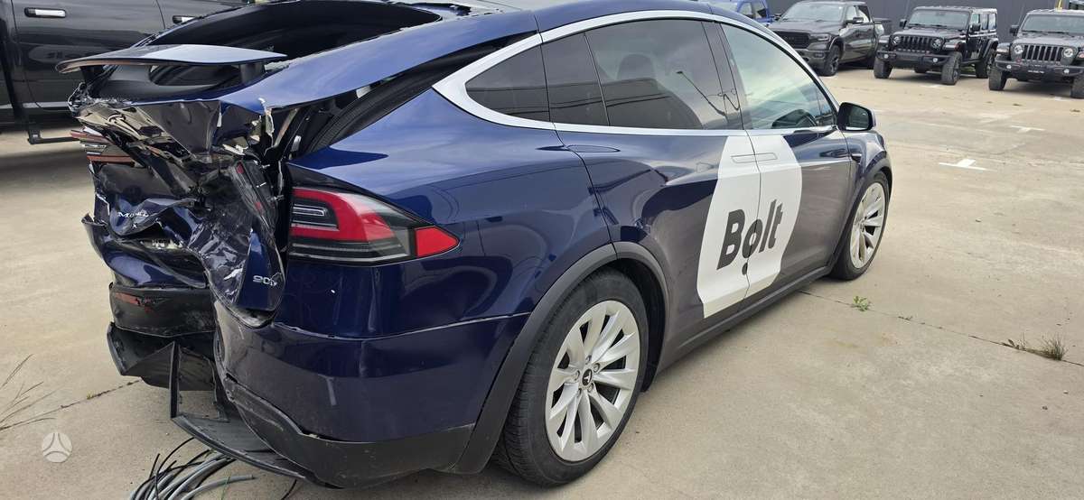 Tesla Model X, Внедорожник / Кроссовер
