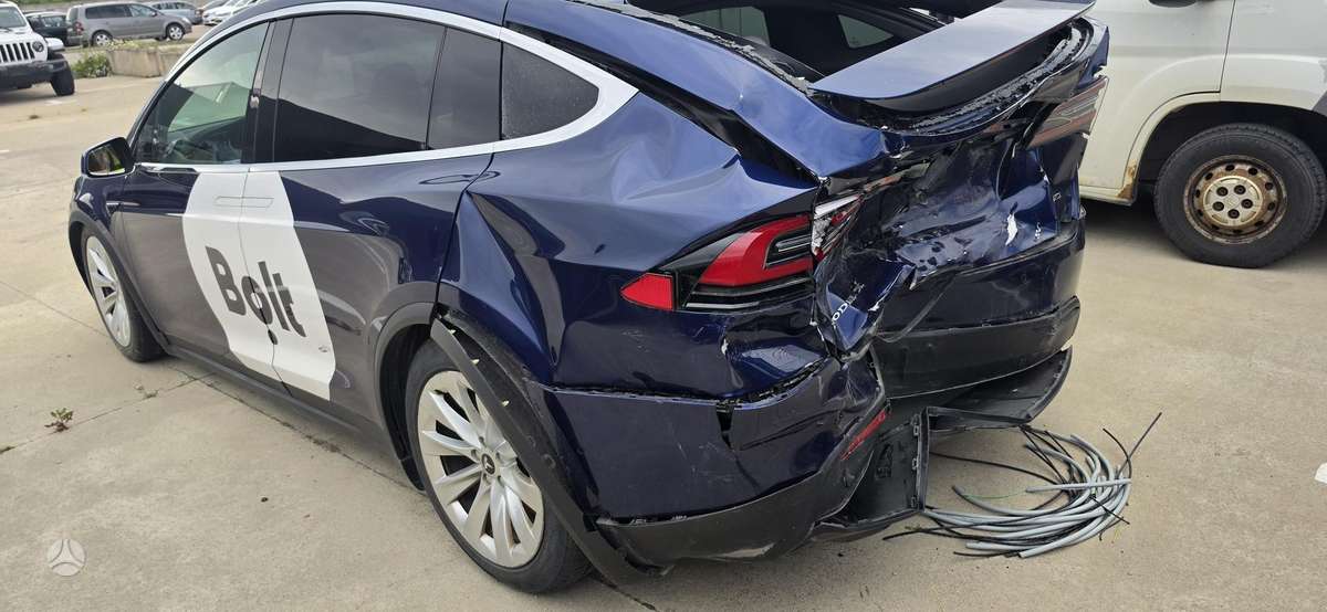 Tesla Model X, Внедорожник / Кроссовер