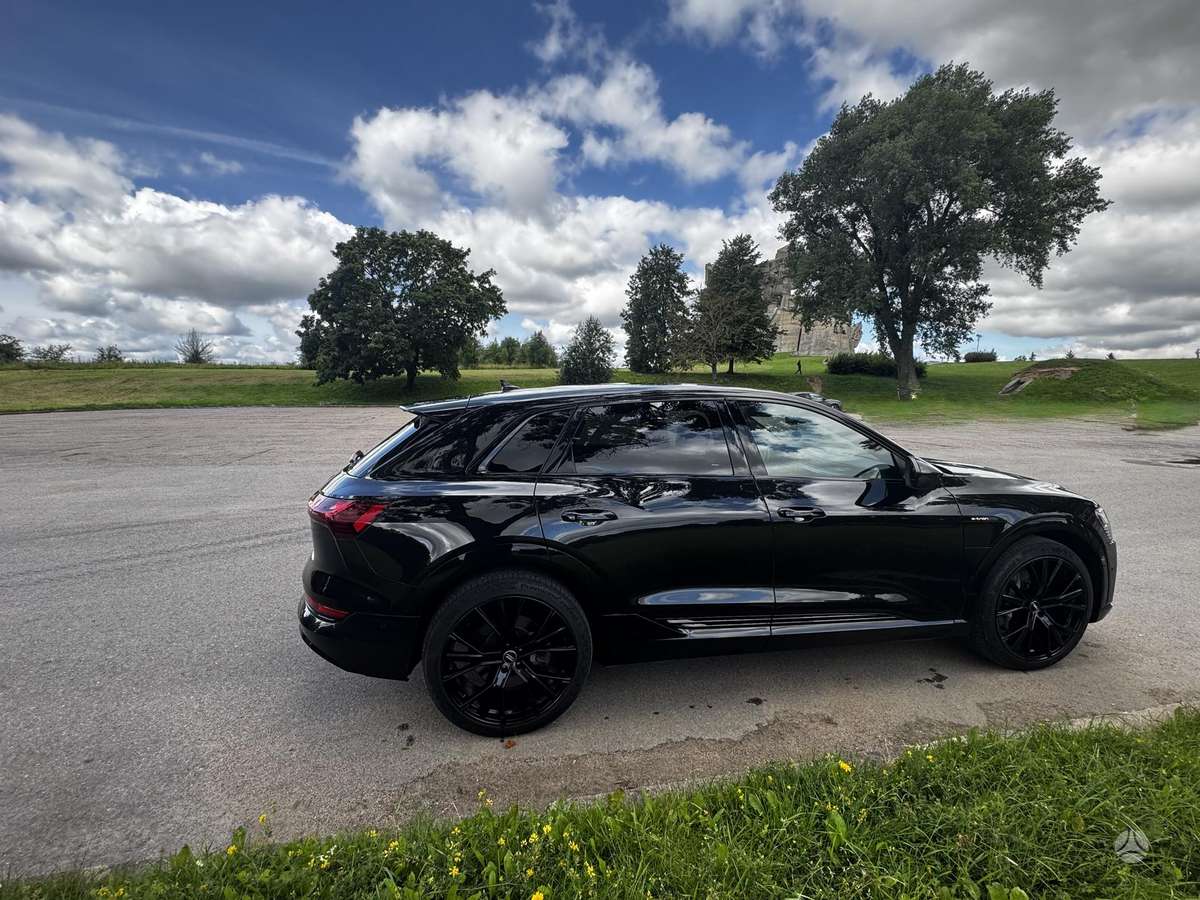 Audi e-tron, 95 kWh, off-road / crossover