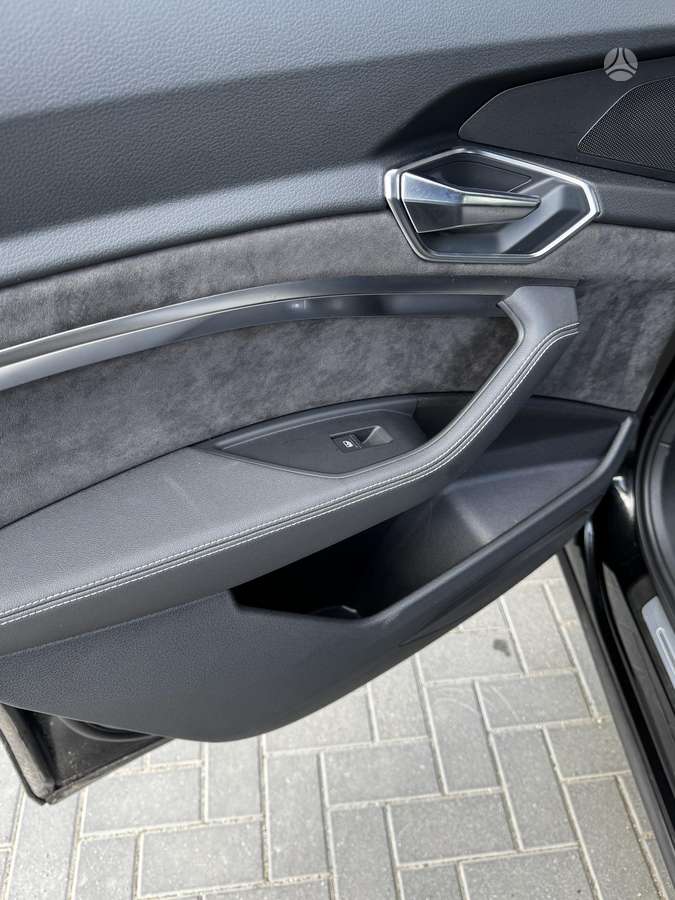 Audi e-tron, 95 kWh, off-road / crossover