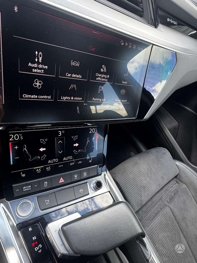 Audi e-tron, 95 kWh, off-road / crossover