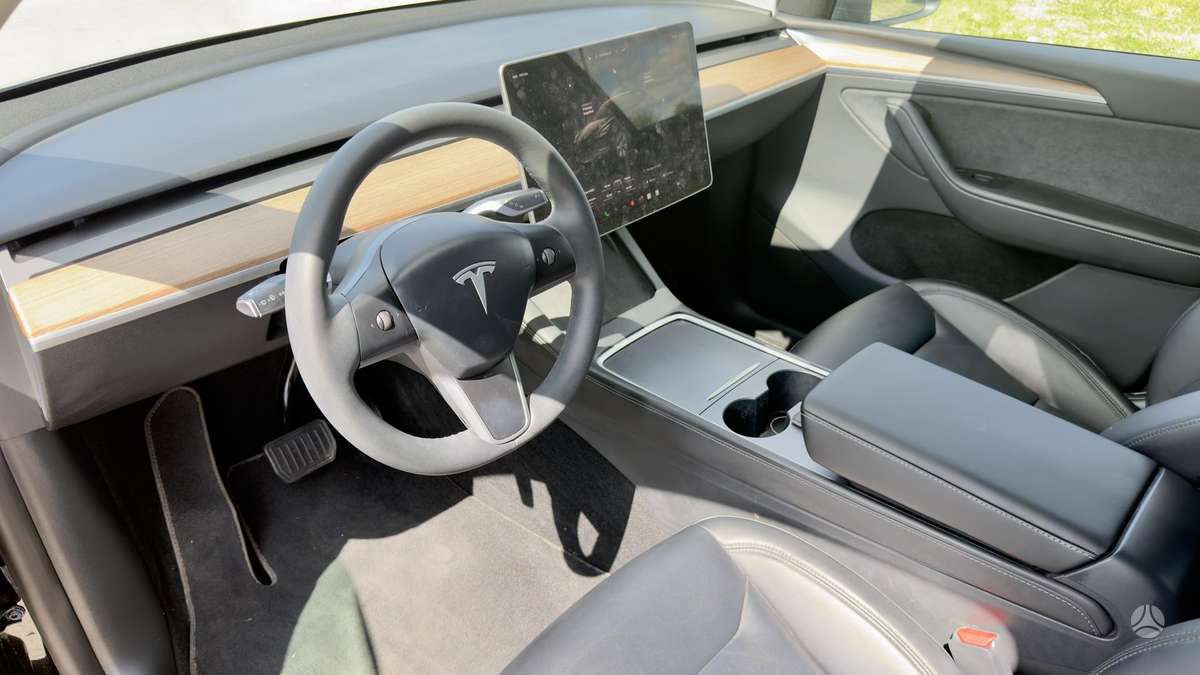 Tesla Model Y, 83 kWh, hatchback