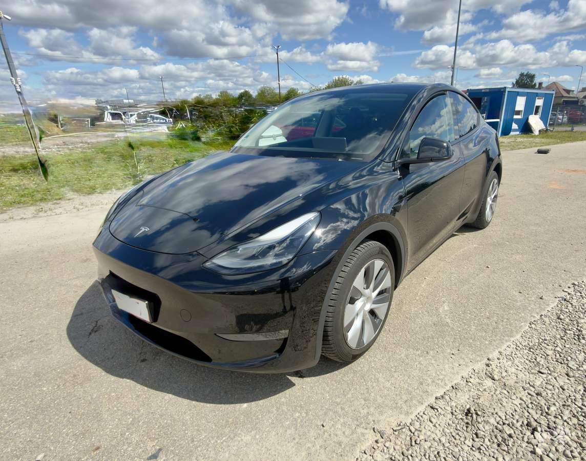 Tesla Model Y, 83 kWh, hatchback