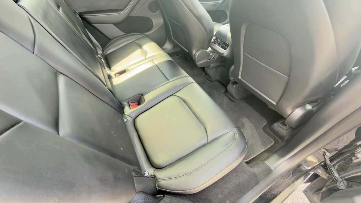 Tesla Model Y, 83 kWh, hatchback