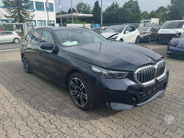 BMW i5, universalas