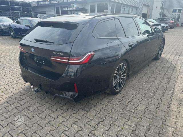 BMW i5, universalas