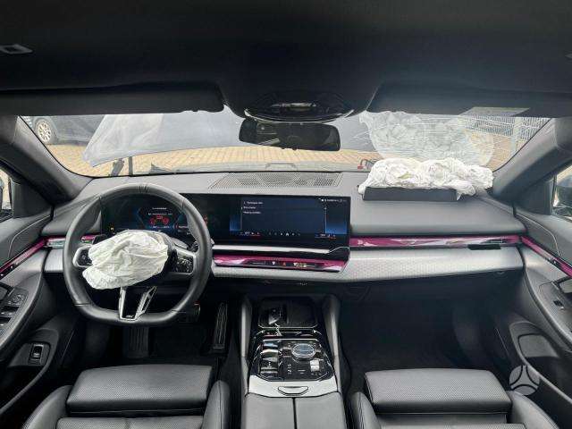BMW i5, universalas