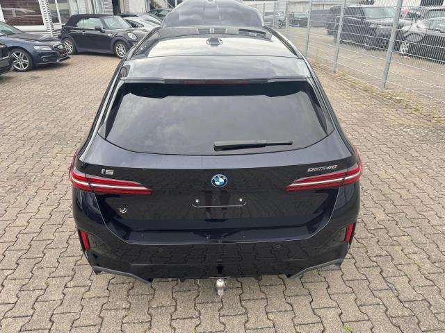 BMW i5, universalas