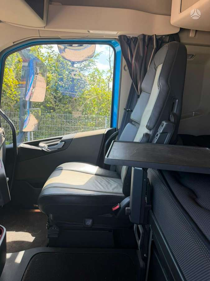 Volvo FH 540 8x4, с краном