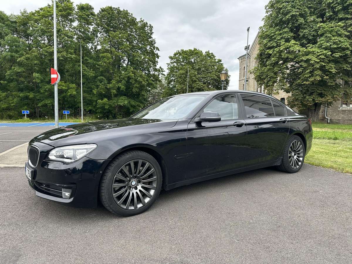 BMW 750, 3.0 l., Седан