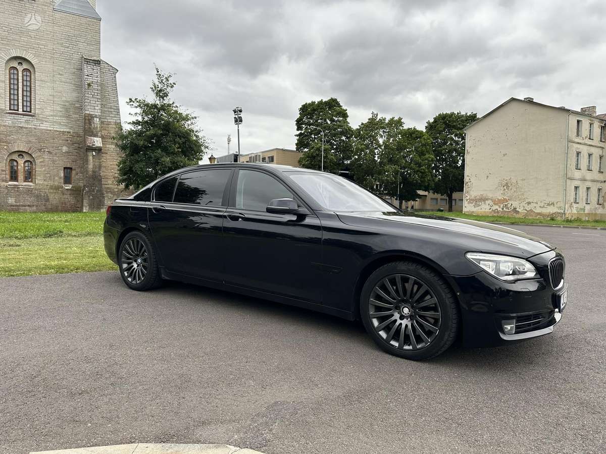 BMW 750, 3.0 l., Седан