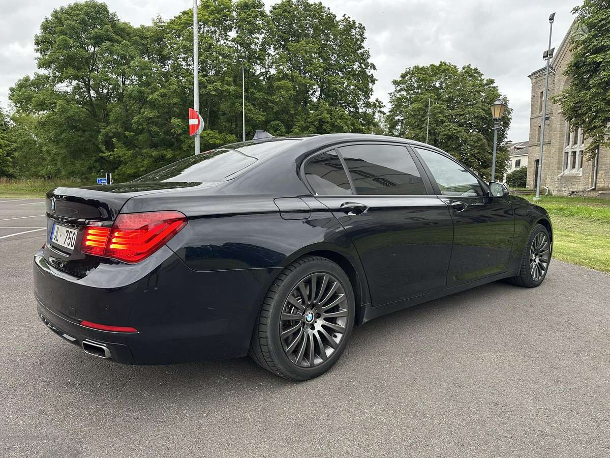 BMW 750, 3.0 l., Седан
