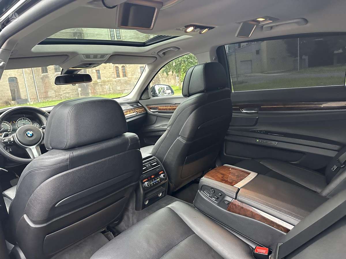 BMW 750, 3.0 l., Седан