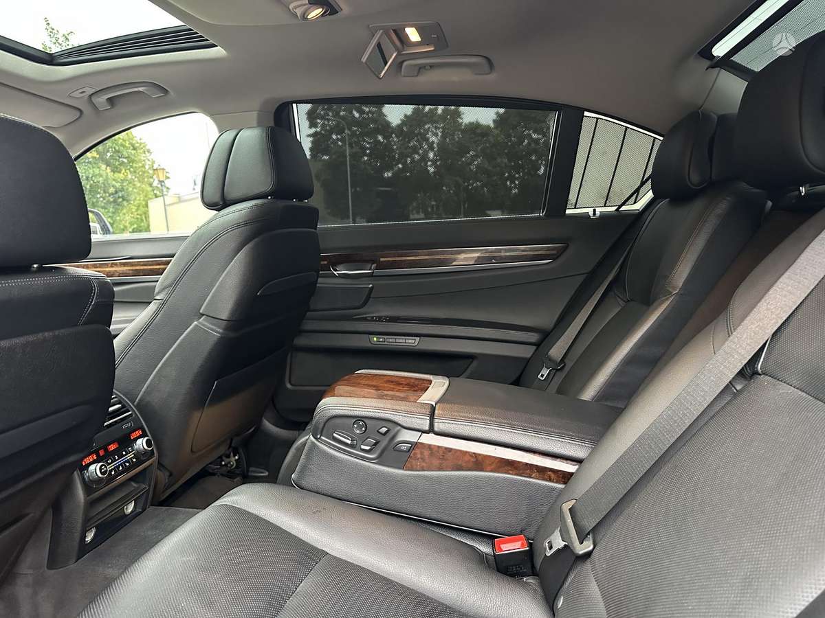 BMW 750, 3.0 l., Седан