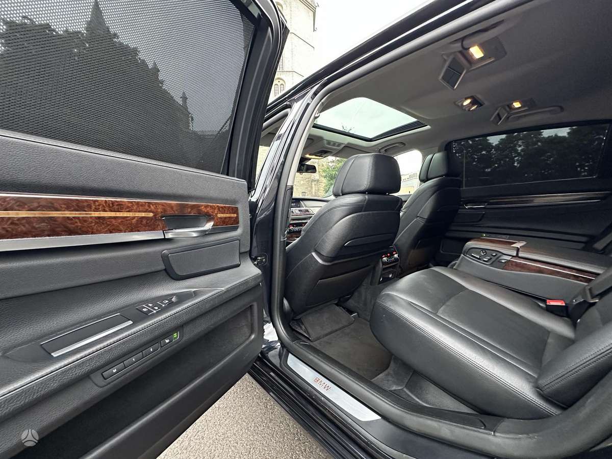 BMW 750, 3.0 l., Седан