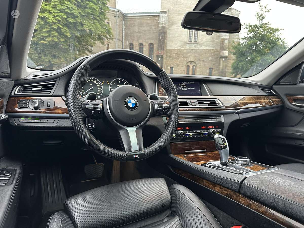 BMW 750, 3.0 l., Седан