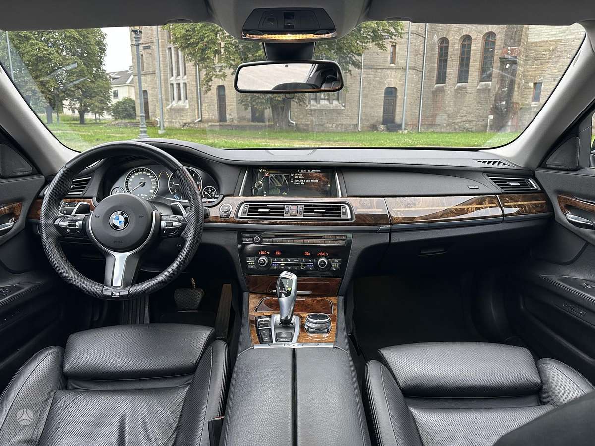 BMW 750, 3.0 l., Седан
