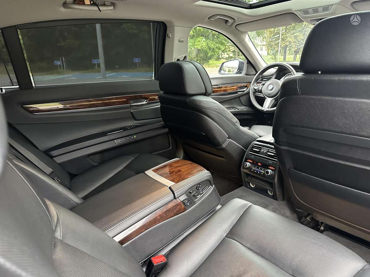 BMW 750, 3.0 l., Седан