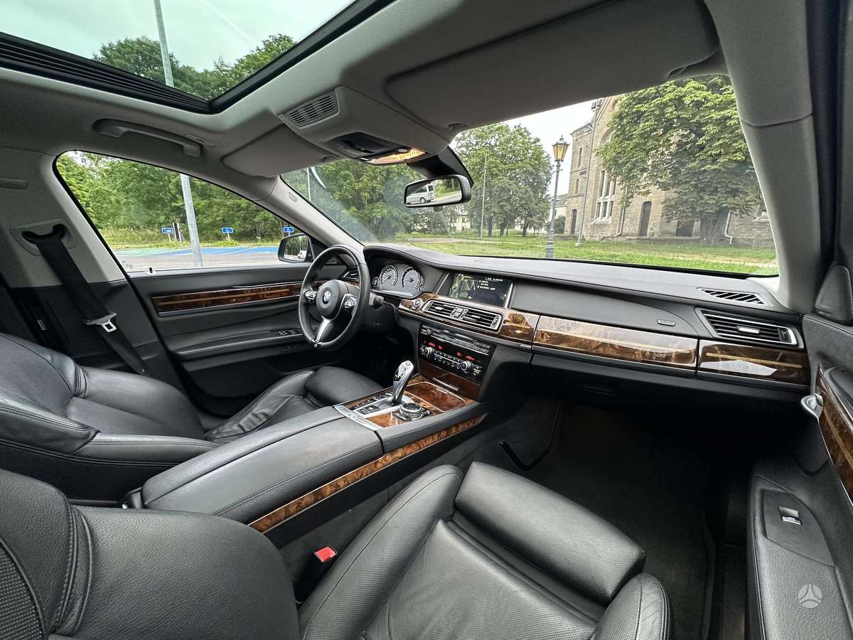 BMW 750, 3.0 l., Седан