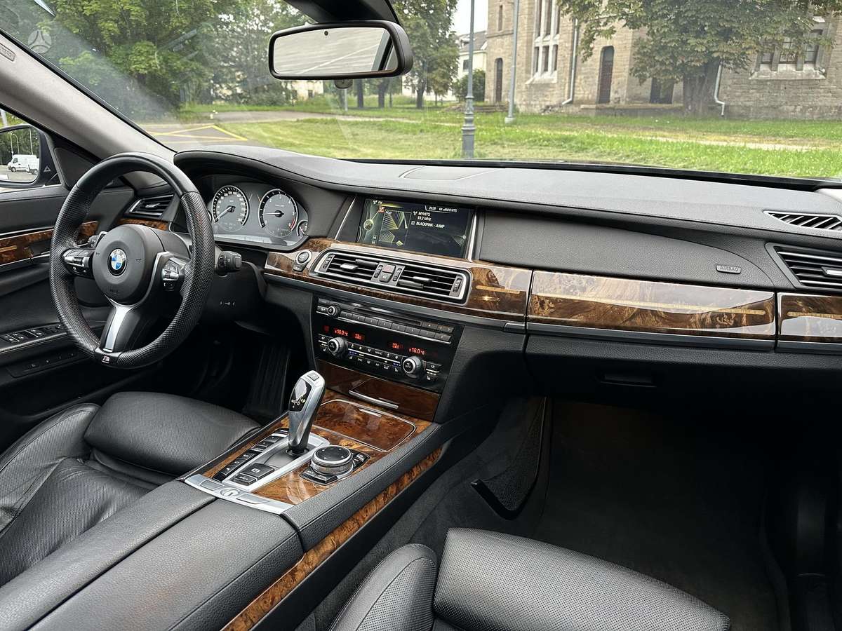 BMW 750, 3.0 l., Седан
