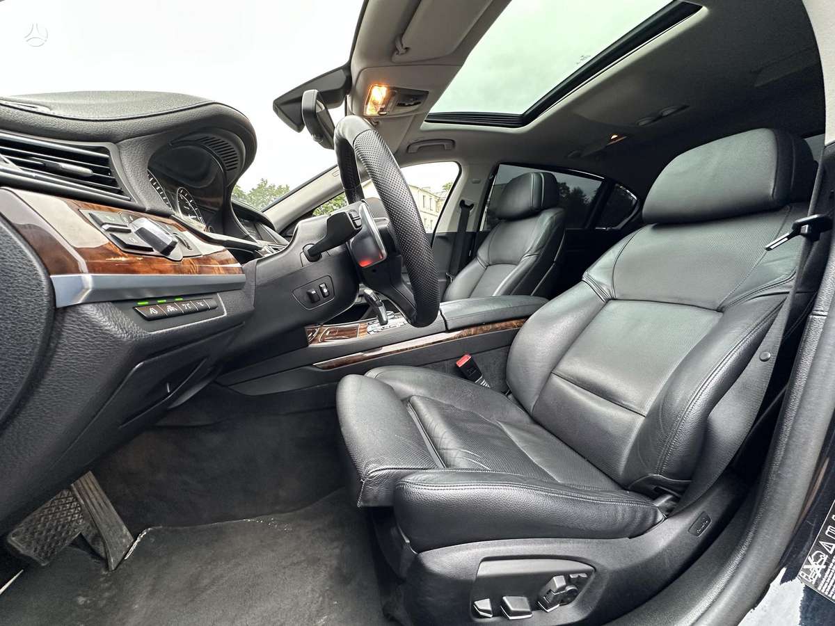 BMW 750, 3.0 l., Седан