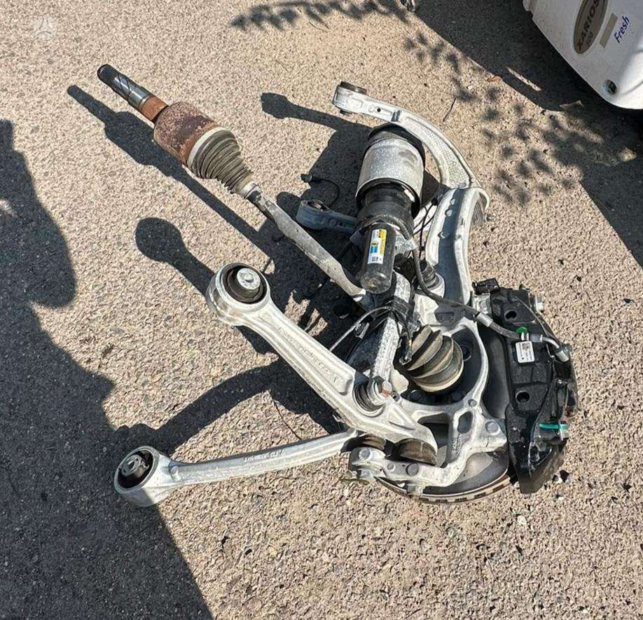 Tesla Model S važiuoklės, transmisijos dalys
