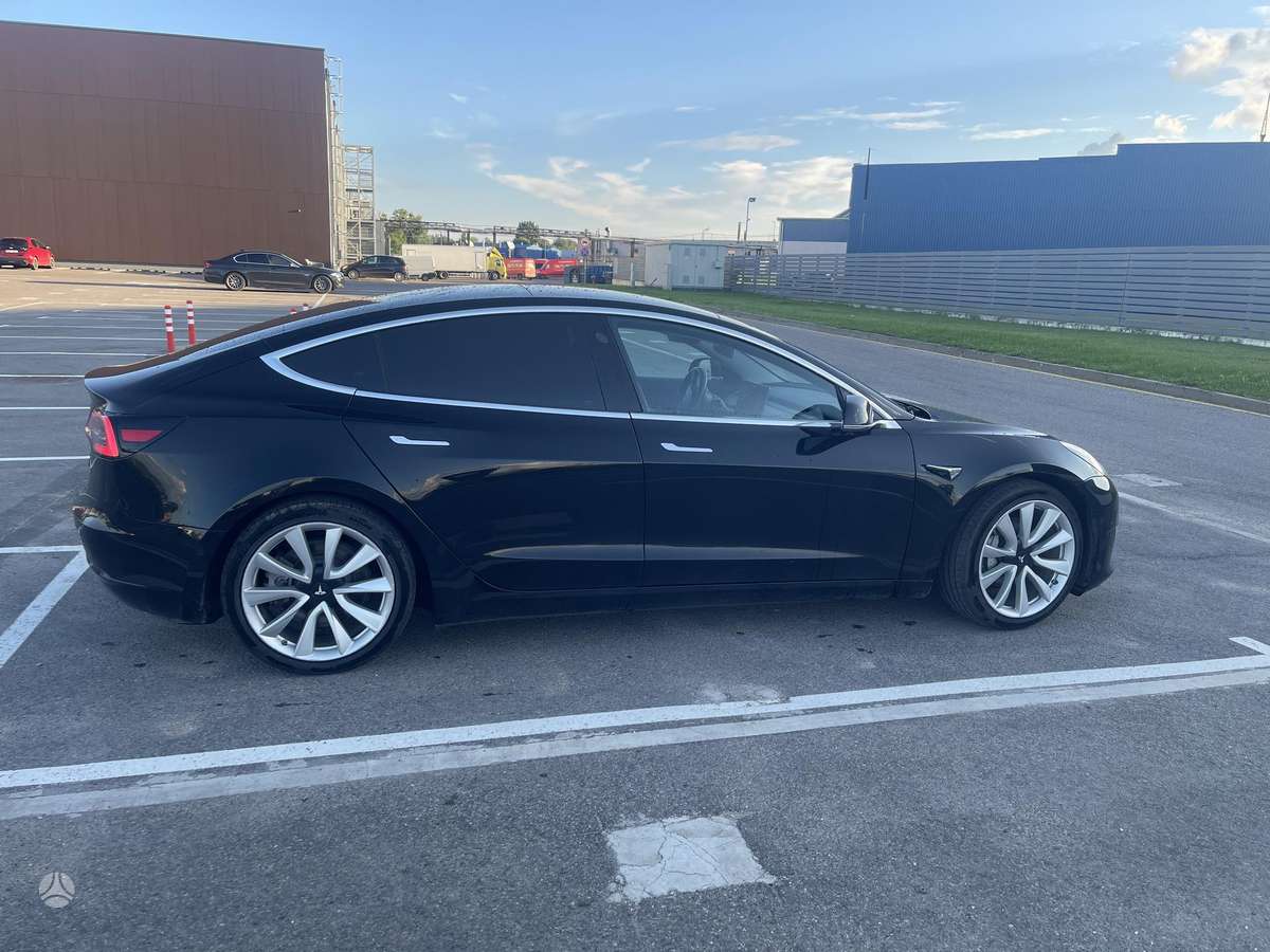 Tesla Model 3, sedanas