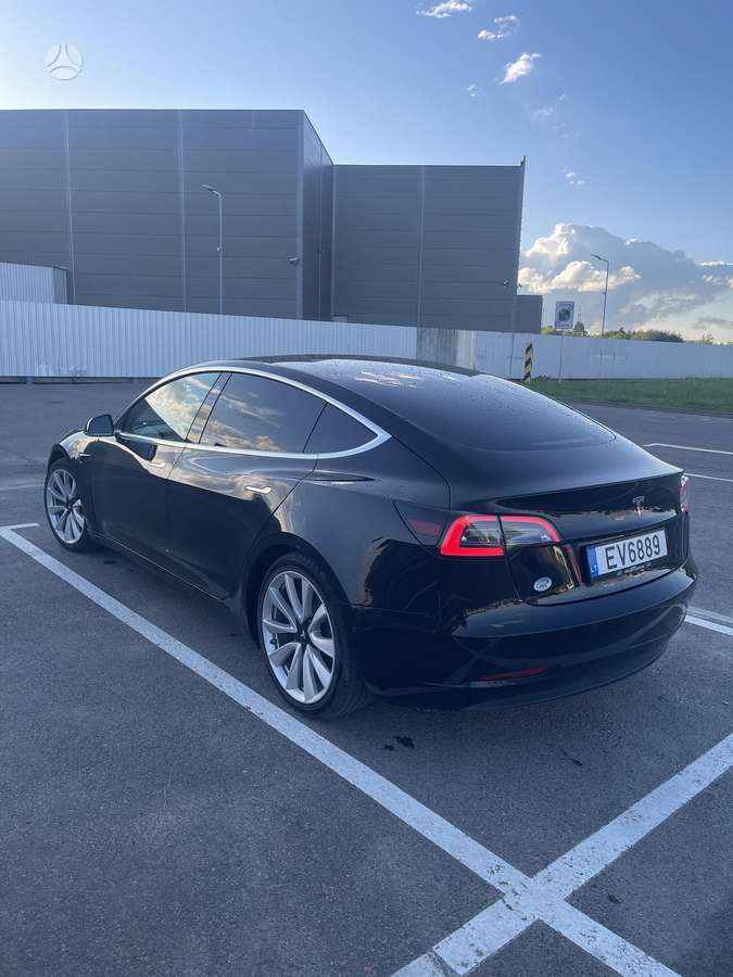 Tesla Model 3, Седан