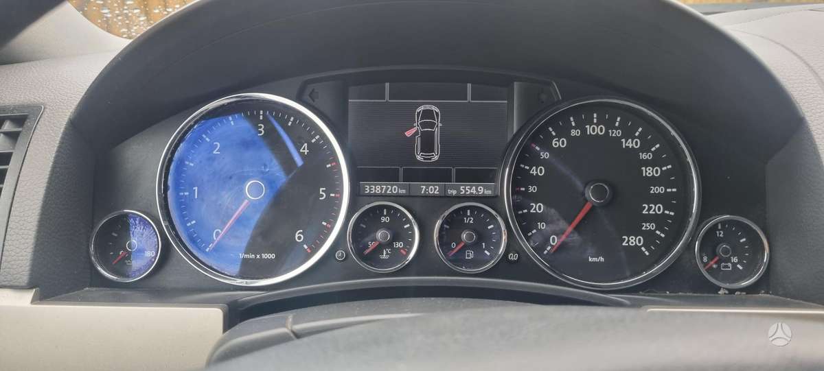 Volkswagen Touareg - 1