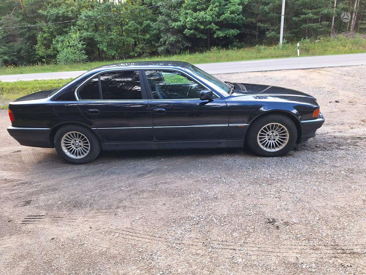 BMW 740, 4.4 l., Седан