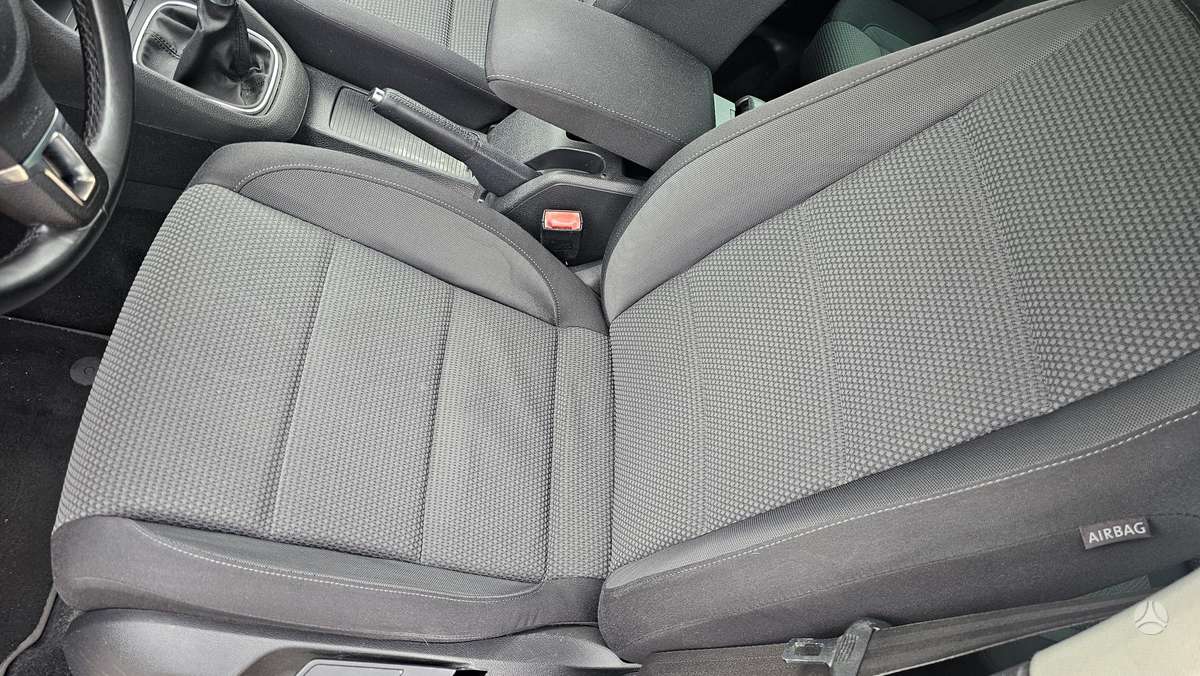 Volkswagen Golf - 10