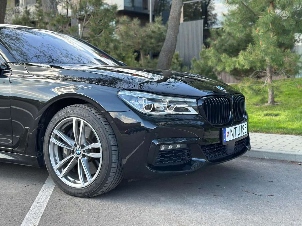 BMW 750, 4.4 l., Седан