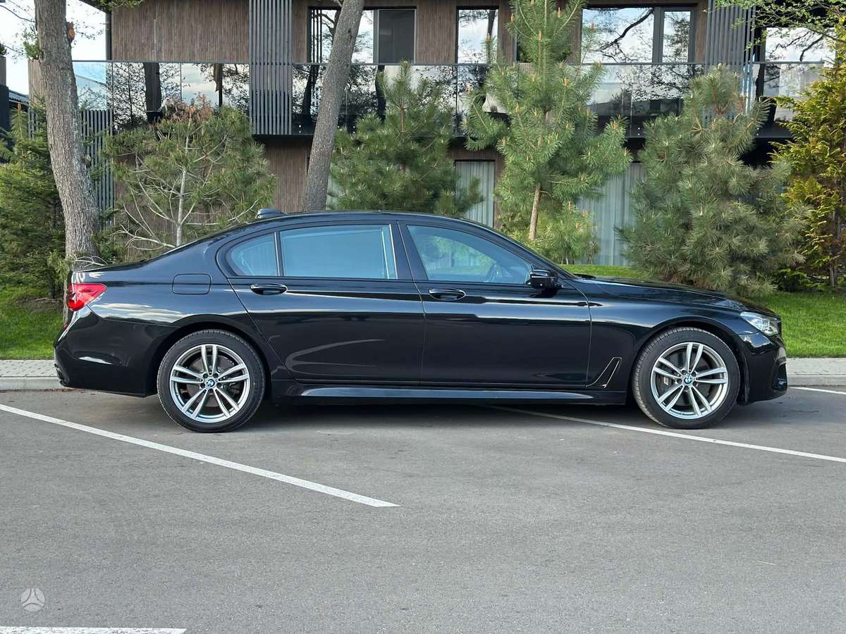 BMW 750, 4.4 l., Седан