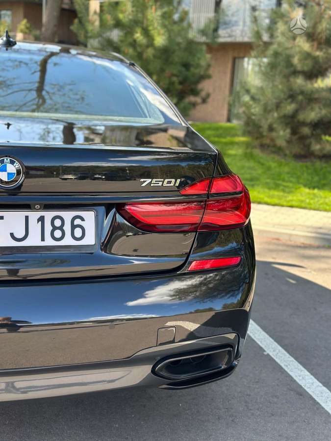 BMW 750, 4.4 l., Седан