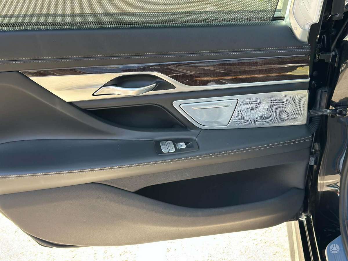 BMW 750, 4.4 l., Седан