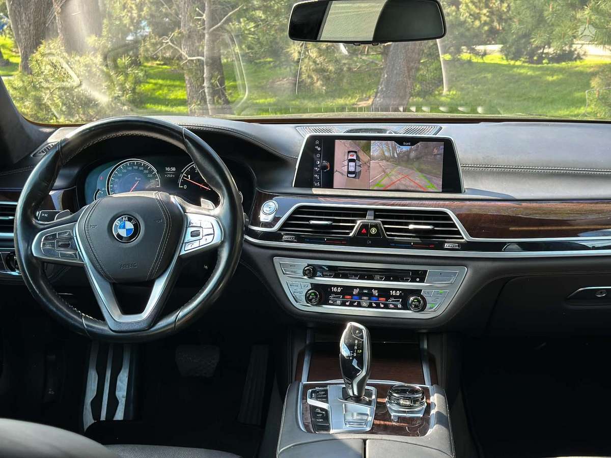 BMW 750, 4.4 l., Седан