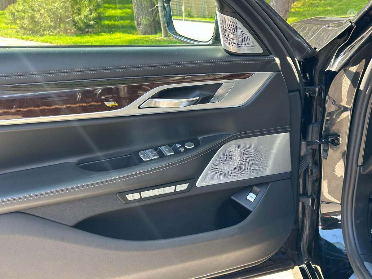 BMW 750, 4.4 l., Седан