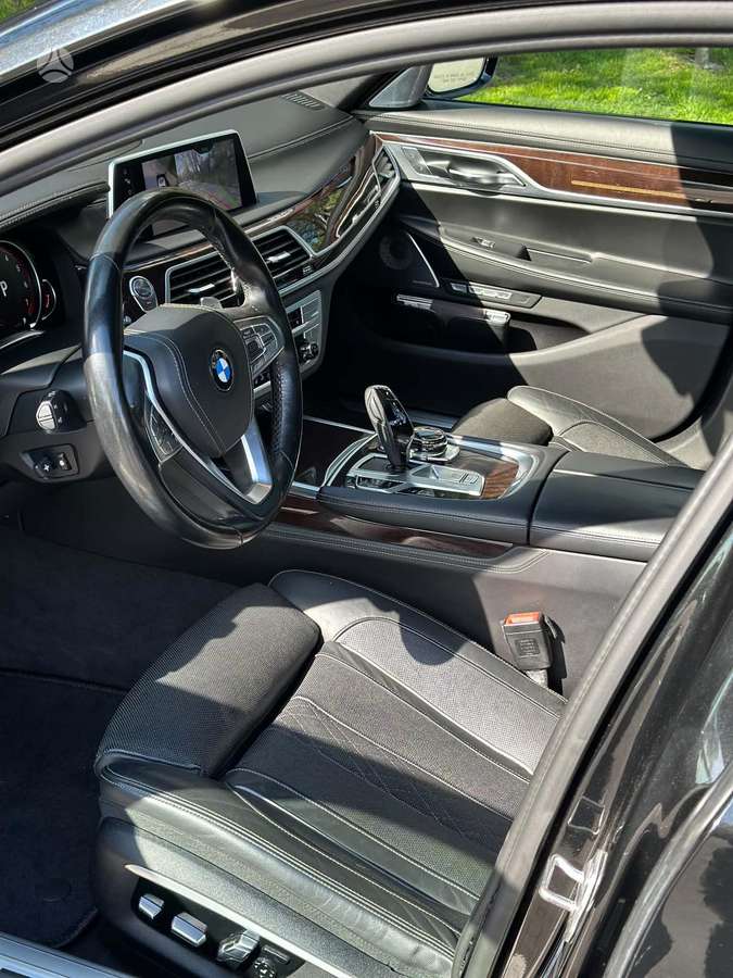BMW 750, 4.4 l., Седан