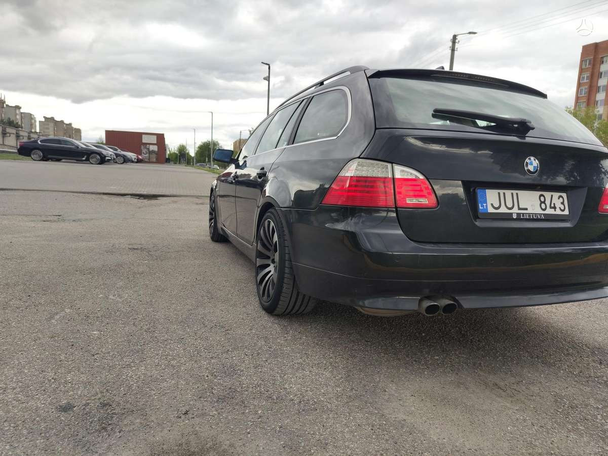 BMW 525, universalas