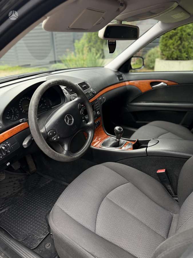 Mercedes-Benz E200, 2.2 l., Седан