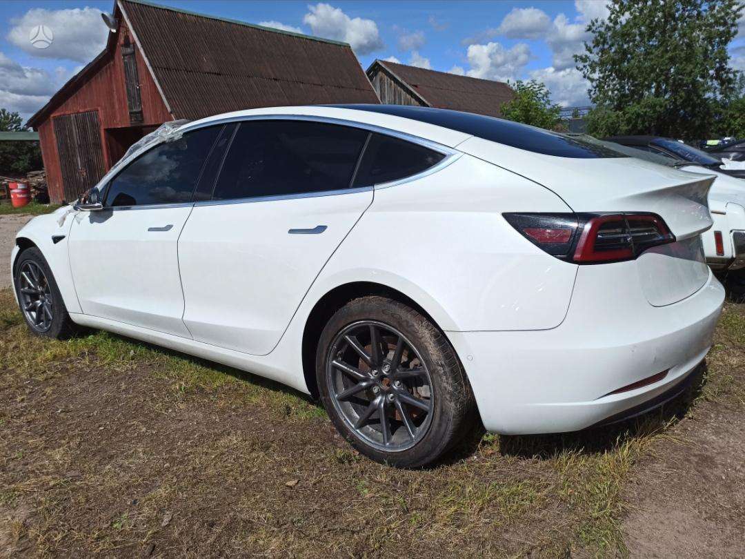 Tesla Model 3 - 4