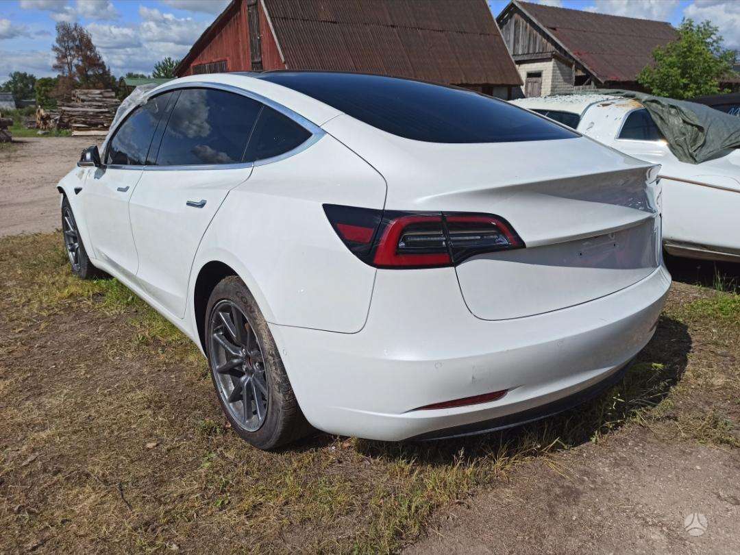Tesla Model 3 - 5