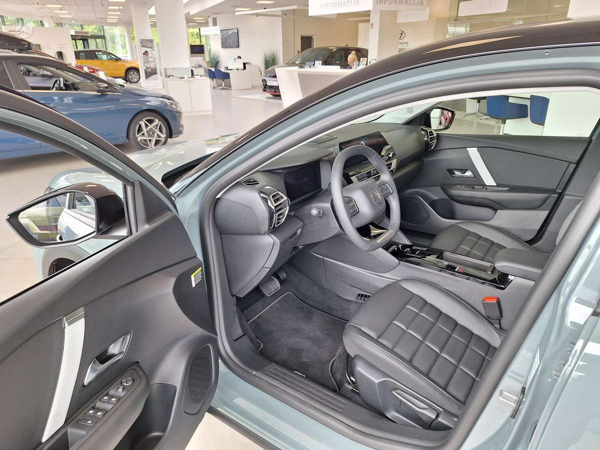 Citroen C4, 1.2 l., hatchback