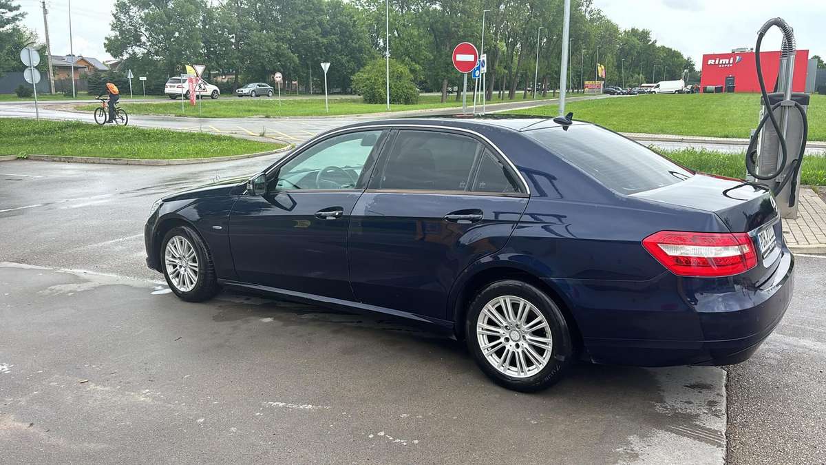 Mercedes-Benz E200 for parts. Dalimis