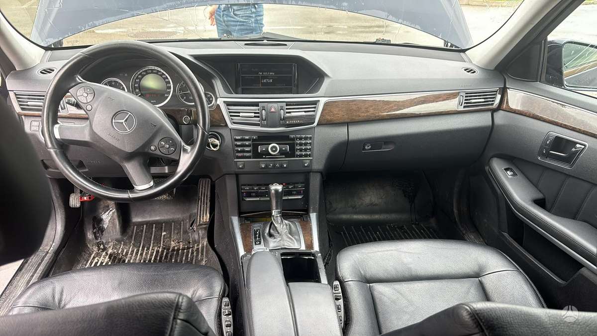 Mercedes-Benz E200 dalimis. Dalimis