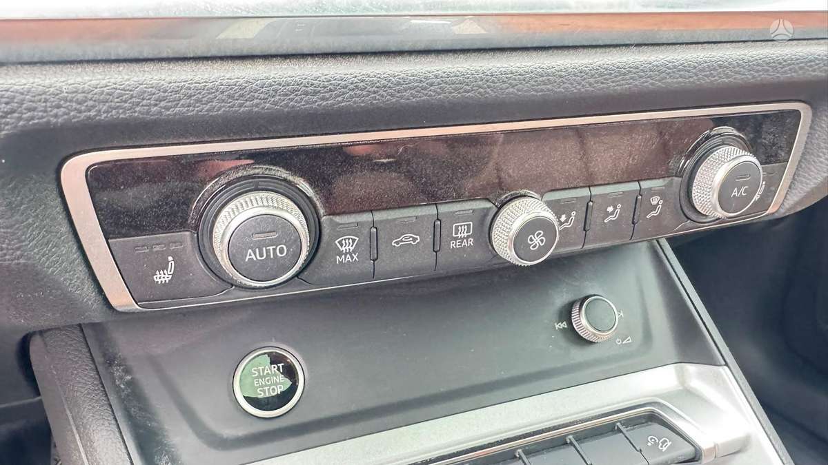 Audi Q3, 2.0 l., off-road / crossover